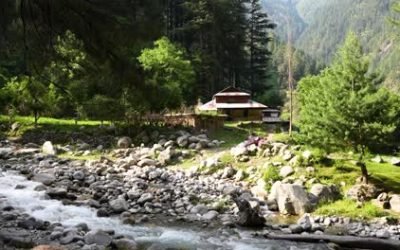 Tourists trekking to Serolsar Lake near Jalori Pass – Jibhi Tirthan trekking fitness level